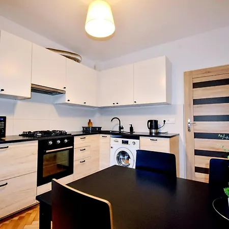 Apartamento Halinów 1 *